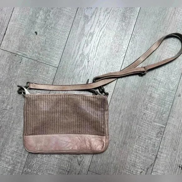 Sundance Perforated Leather Cross Over Zippered Leather Purse Italy $198 - Picture 4 of 6